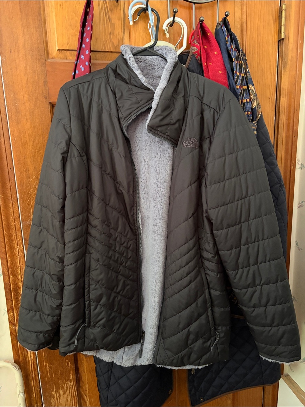 NWOT The North Face Black Quilted Puffer Jacket with Gray Fleece Lining